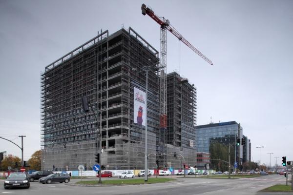 Biurowiec Argon obrasta szkłem