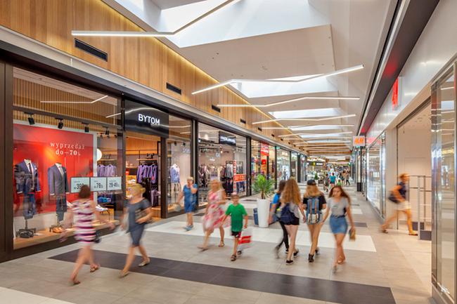 Klienci wracają do centrów handlowych