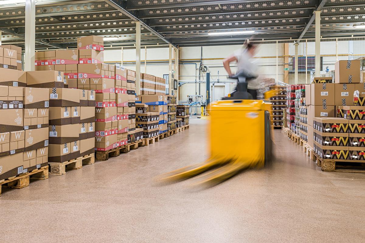 Dlaczego posadzki żywiczne sprawdzają się w magazynach spożywczych