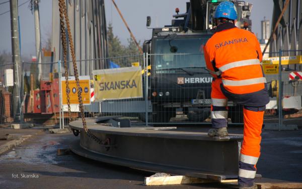 Skanska buduje podświetlany most łukowy