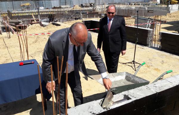 Dwie pływalnie w budowie