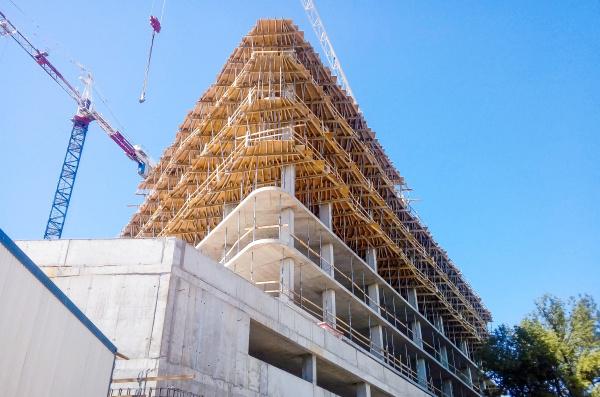 Carbon Tower pnie się do góry