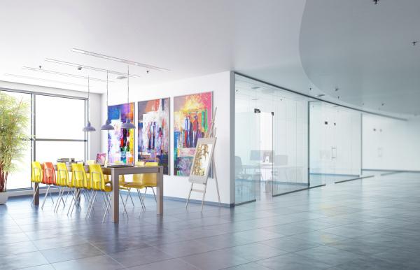 Szkło w przestrzeni biurowej – lekkie i uniwersalne