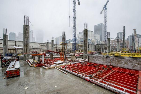 Mennica Legacy Tower zaczyna piąć się w górę