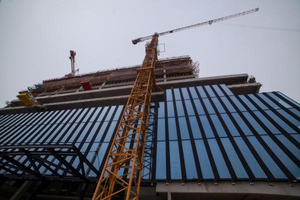 Montaż elewacji na budowie biurowca .KTW I