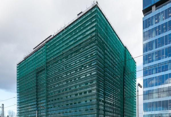 West Station II obrósł szkłem